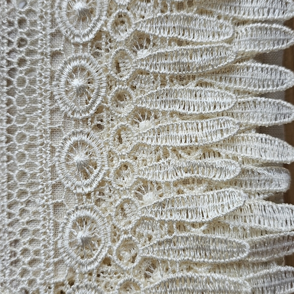 WHITE & BEIGE  LACE TABLECLOTH - Picture 8 of 8